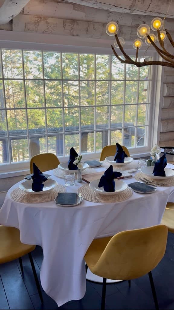 A Bornfidis private dining table set inside a Vermont log cabin